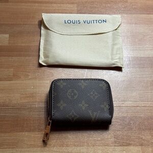 Small brown wallet/ change purse